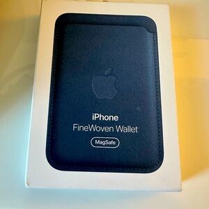 Brand New in Box Apple iPhone FineWoven Wallet with MagSafe - Pacific Blue